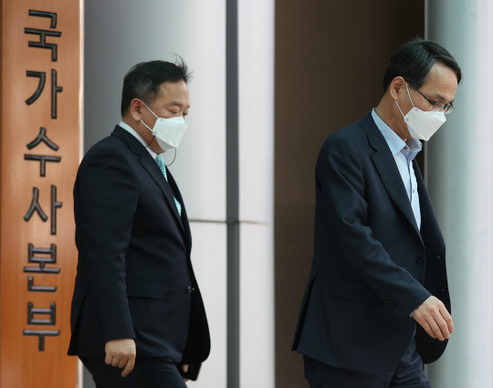 청사 나서는 남구준 국수본부장  LH(한국토지주택공사)에서 촉발된 부동산 투기 의혹을 수사 중인 정부 합동특별수사본부(특수본)의 본부장을 맡은 남구준 국가수사본부장(오른쪽)이 19일 오후 서울 서대문구 청사를 나서고 있다. 연합뉴스